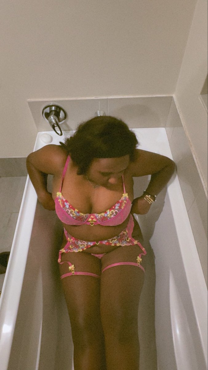 BlackBabiet66's tweet photo. 🤤🫣👅🧎🏾♀️🍑🍒#onlyfans #dirty #yourhighness #pinklingerie #firsttimekindanervous https://t.co/IgbLhSXKRH