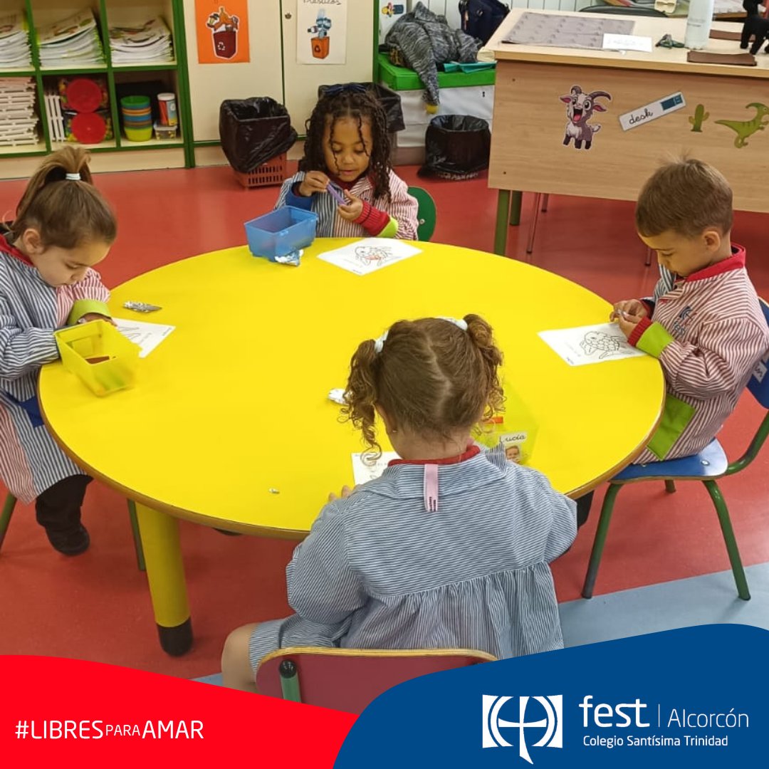 trinitariosALC's tweet photo. Una mamá ha venido a contarnos el cuento “El pez arcoíris”A través de él hemos trabajado valores como compartir, la amistad y la generosidad. #familiaescuela #animacionlectura #libresparaamar #somosfest @centrosfest https://t.co/ilLGY7VI9j