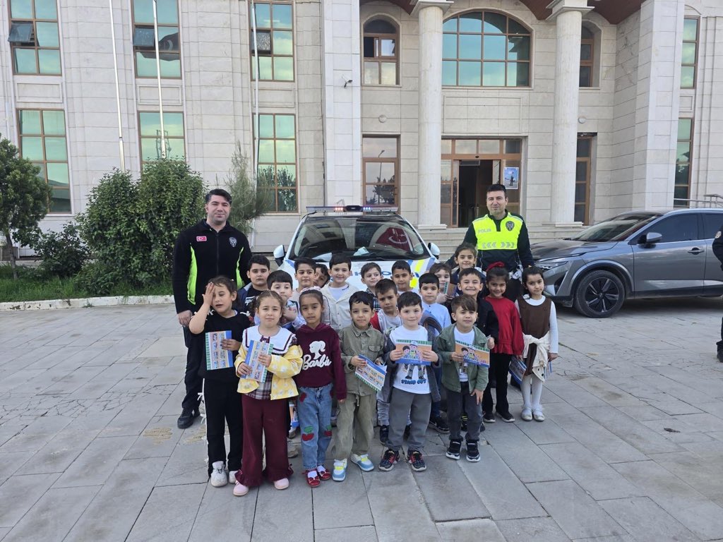 🏫👮🏻‍♂️Polis Haftası kutlamaları kapsamında ilçemiz okullarından 75. Yıl Anaokulu, Kırıkhan İlçe Emniyet Müdürlüğünü ziyaret etti.