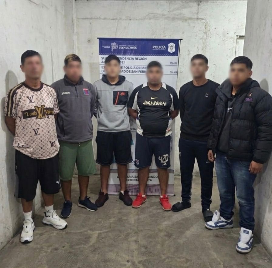 24conurbano's tweet image. #SanFernando ERAN SIETE, SE HABÍAN ADUEÑADO DEL NEGOCIO DE LA DROGA EN UN BARRIO DE EMERGENCIA Y ESTABAN ARMADOS: EN UN ALLANAMIENTO LES ENCONTRARON 400 DOSIS DE COCAÍNA 

Detuvieron a todos los integrantes de la banda, incluido su líder, durante un operativo a cargo de la
