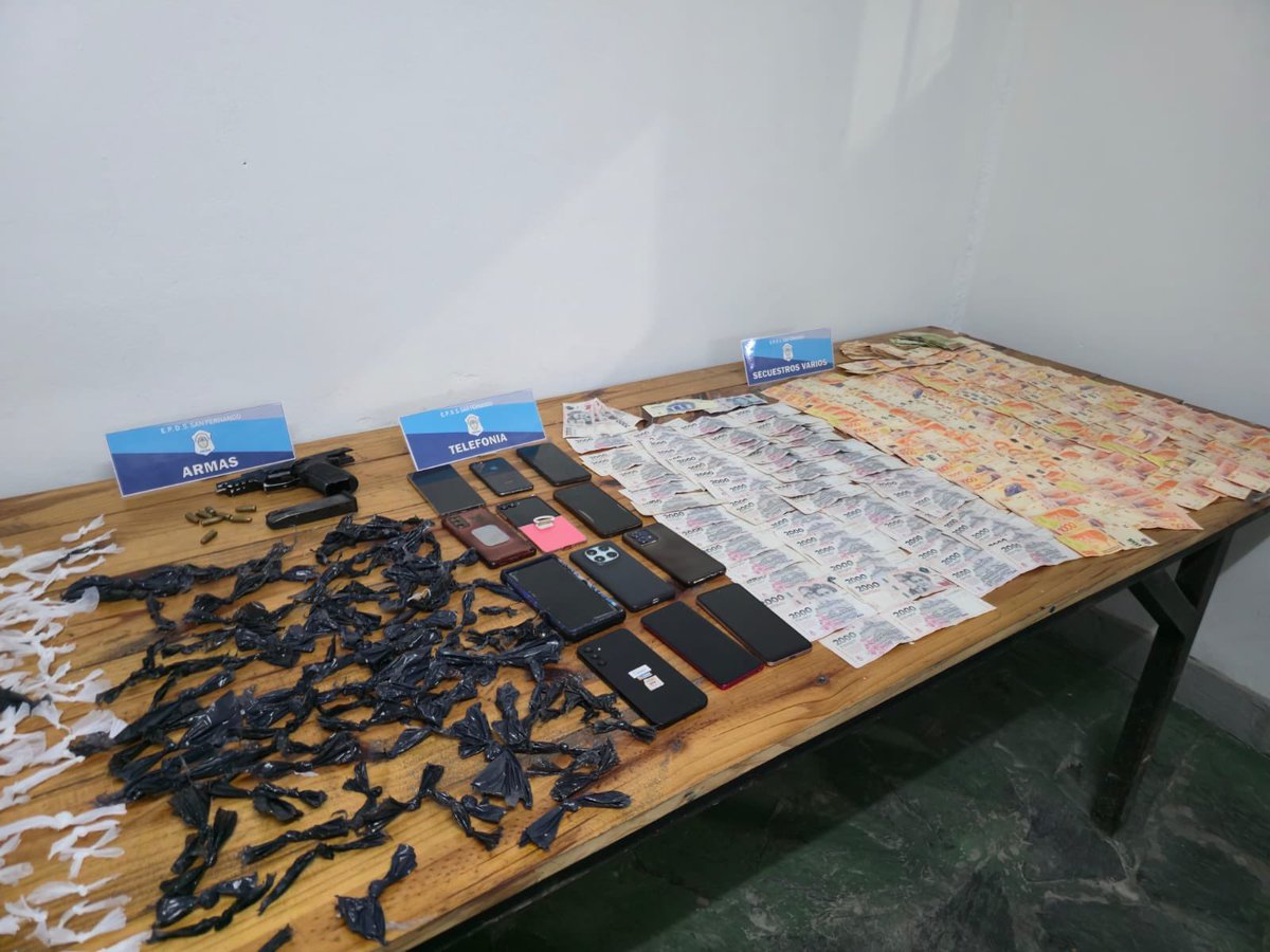 24conurbano's tweet image. #SanFernando ERAN SIETE, SE HABÍAN ADUEÑADO DEL NEGOCIO DE LA DROGA EN UN BARRIO DE EMERGENCIA Y ESTABAN ARMADOS: EN UN ALLANAMIENTO LES ENCONTRARON 400 DOSIS DE COCAÍNA 

Detuvieron a todos los integrantes de la banda, incluido su líder, durante un operativo a cargo de la