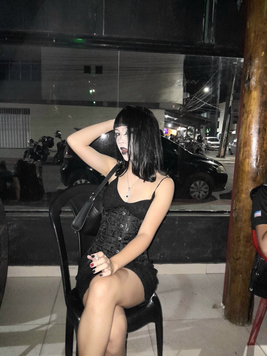 garota vampírica tweet media