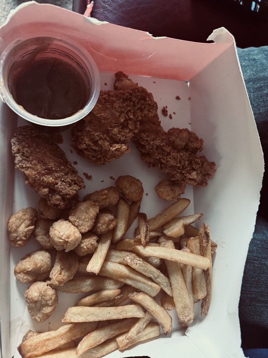 thatsamimac's tweet photo. Boneless banquet box meal at @KFC_UKI 🤣🤣 over £11 and this is what you get! Utterly disgusting.. https://t.co/tx8p8dvrPM