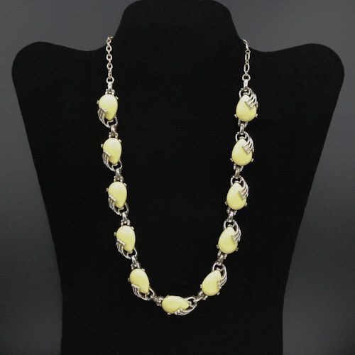 FlotsamMich's tweet photo. Sunshiny goodness: a lemon-yellow thermoset necklace by Bogoff. 
https://t.co/LQPogAbhRD 
#vintagejewelry #vintagenecklace #designersigned #midcentury #Bogoff #springbling #summerstyle #giftforher #giftsforwomen #FlotsamFromMichigan #etsyvintage https://t.co/JFui3NZuG8