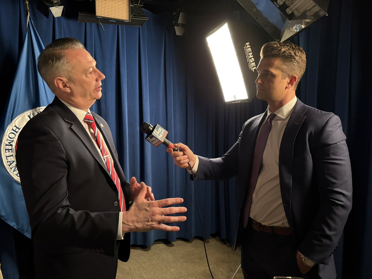 Bill Melugin tweet media