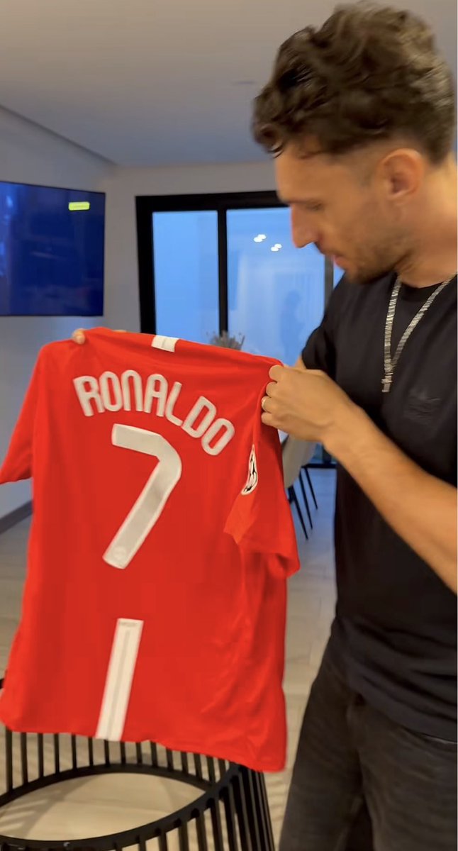 Este hombre es perfecto, es bicholover y se pidió la camisa de <a href="/CR7RojiNegro/">Cristiano Rojinegro ❤️🖤</a>

Te amo <a href="/WashiOrtega1/">Washington Ortega</a>