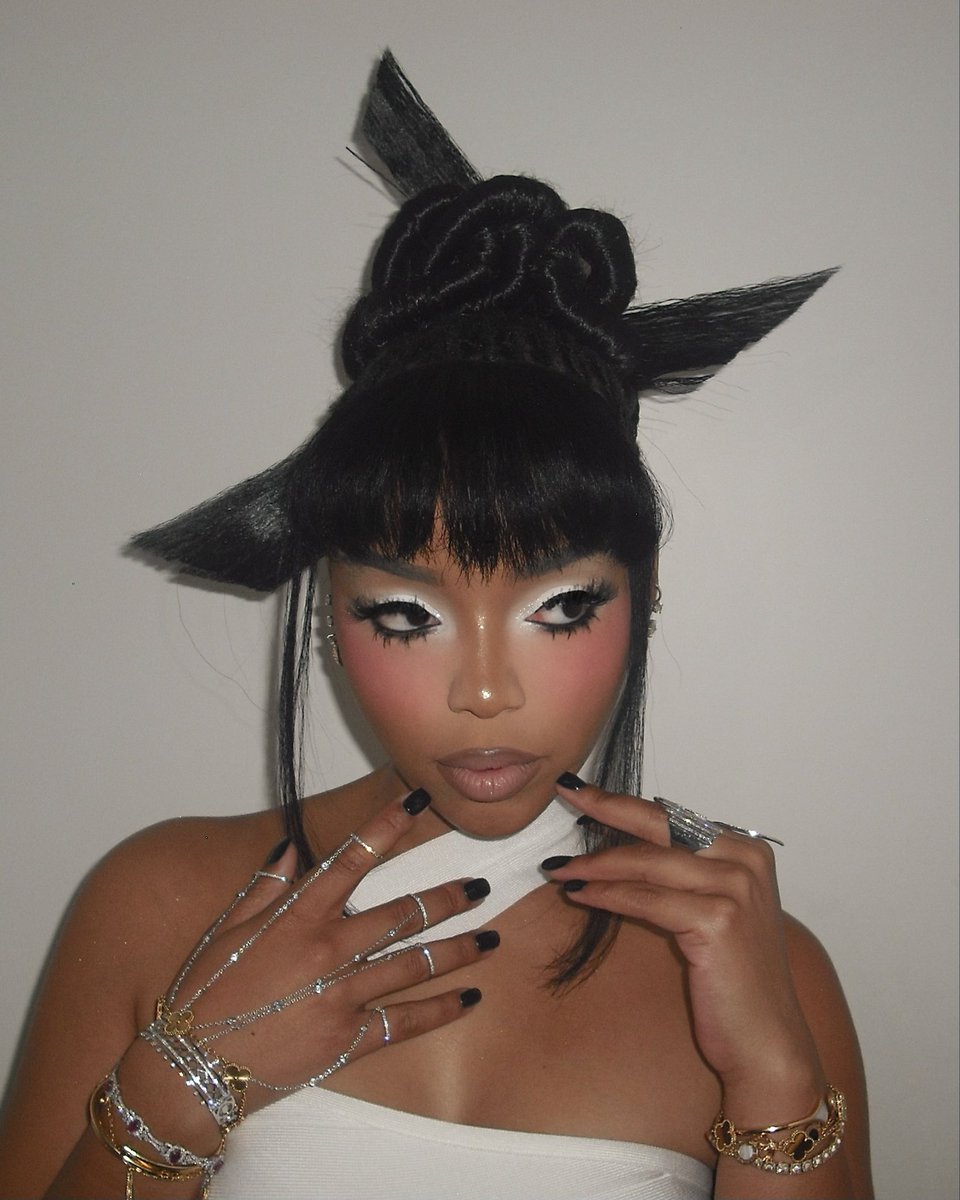 thekamua's tweet image. makeup by me on @ChloeBailey for @CECRED_OFFICIAL 🤍 #chloebailey #mua