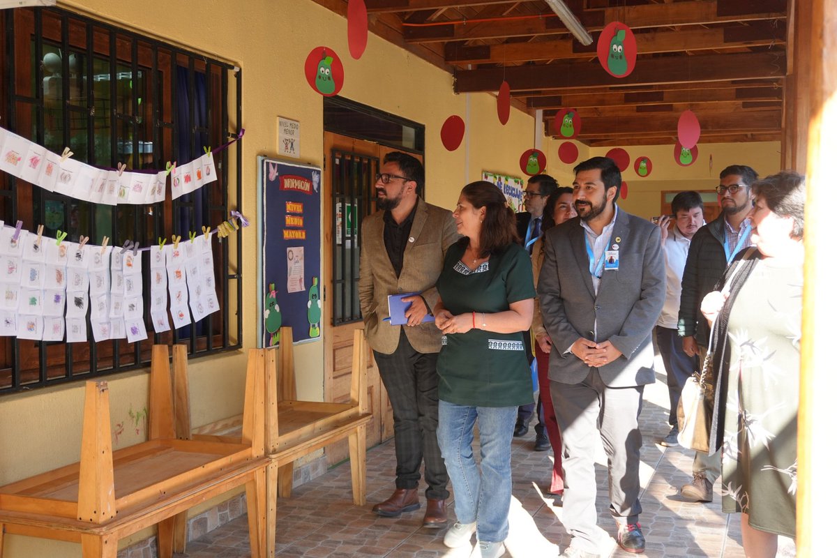 jelorca's tweet photo. Con el foco puesto en la niñas, niños, adolescentes, jóvenes y adultos que son parte de los EEs educativos del territorio, iniciamos el recorrido por jardines, escuelas y liceos públicos de las 7 comunas del #SLEPValleCachapoal 👶🏻👨🏻🧔🏻🧒🏻👧🏻👩🏻👩🏻‍🦱 https://t.co/hK6xFph4mS
