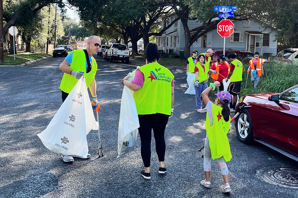 VictoriaPIO's tweet image. At Tuesday’s City Council meeting, Mayor Duane Crocker issued a proclamation celebrating Victoria’s dedicated volunteers who #GiveBack through local nonprofits. 🤝 @JustServe presented us with their JustServe City Award to recognize the City’s promotion of volunteer engagement.