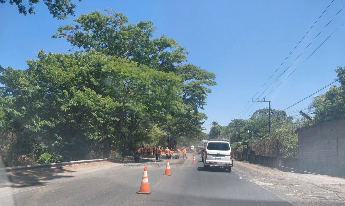 PersGlobalsv's tweet photo. Nacionales | Fovial trabajando sobre carretera Troncal del Norte, kilómetro 30 Guazapa,. Hay un poco de tráfico en la zona. https://t.co/oe7K0zEeUk