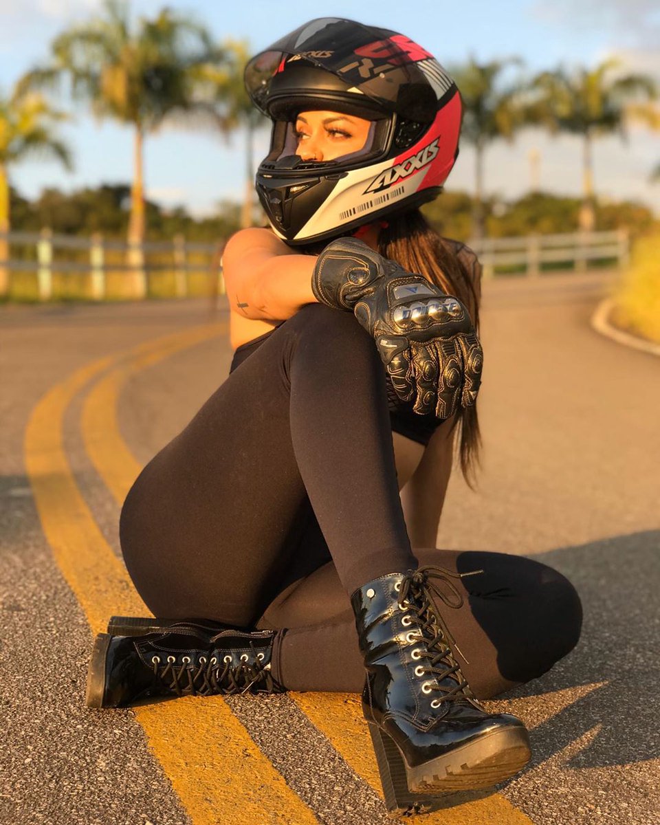 MoreMotorcycles's tweet image. Chicas y motos...
#BikerGirl