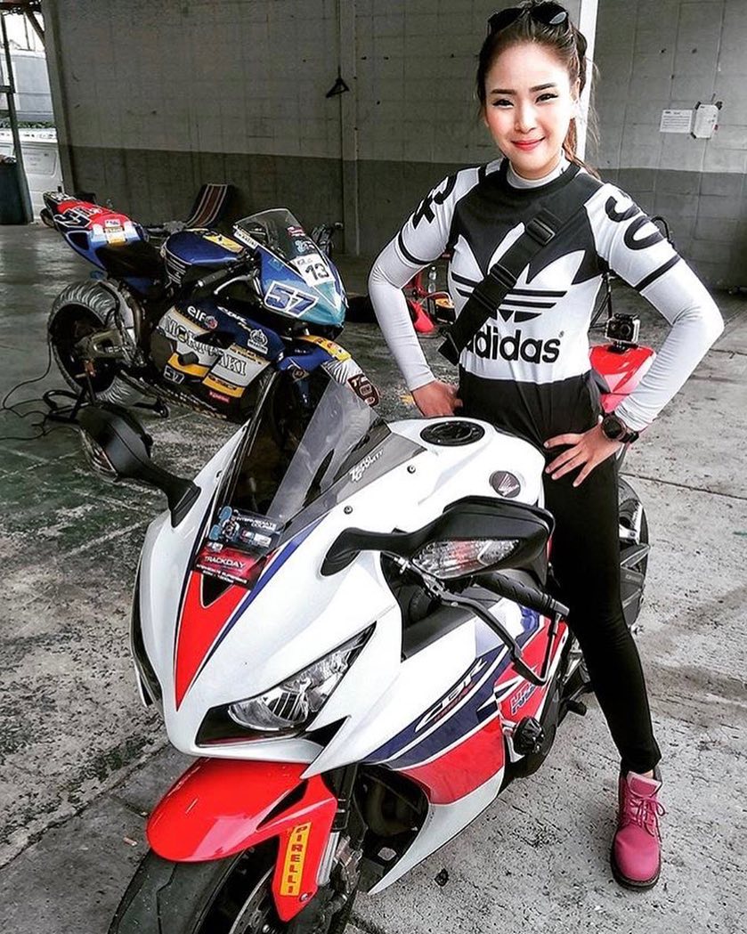 MoreMotorcycles's tweet image. Chicas y motos...
#BikerGirl