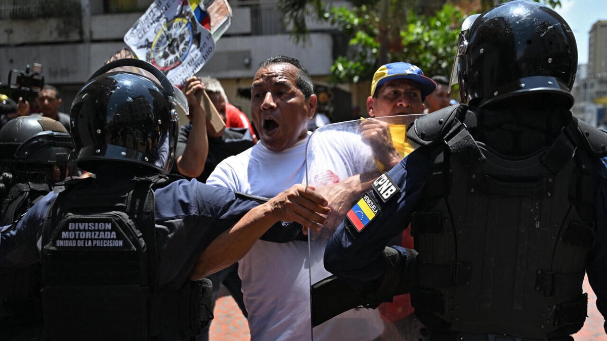 France24_fr's tweet photo. Venezuela : tirs de gaz lacrymogènes contre des manifestants en route vers le palais présidentiel
➡️ https://t.co/4jG4sFigID https://t.co/OuNUhqOhn1