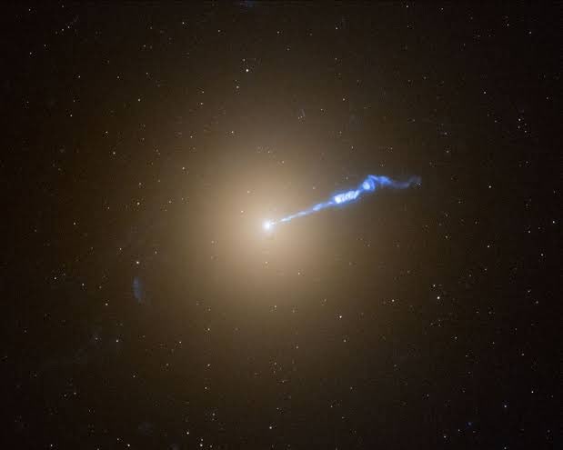NightSkyToday's tweet image. BREAKING🚨: NASA captured a black hole that, while devouring a galaxy, releases a plasma beam at almost the speed of light and it stretches 5,000 light-years.😮