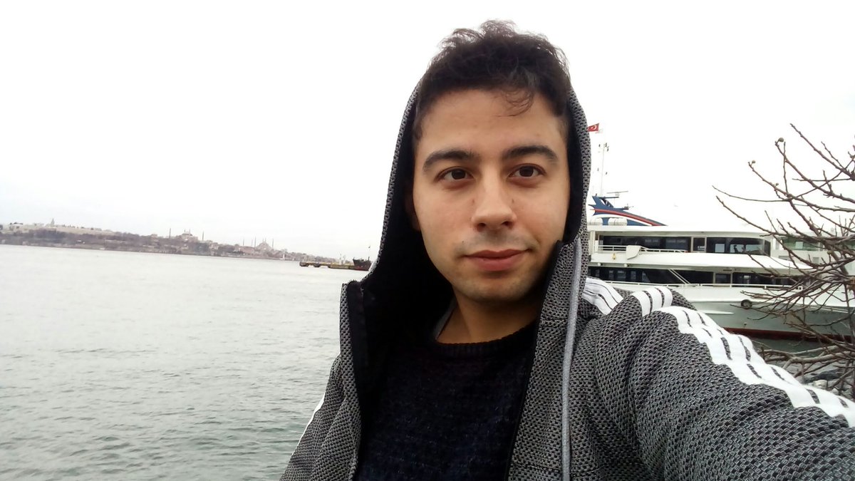 Ailesinin sığınağı, çevresinin neşesiydi.
Abimle tanışıp sevmeyecek kimse yoktu. 
Mutsuz olsa bile gülerdi; güldürürdü.
Kalbine dokunmadığı kimse yoktur.

Şimdi o mezarda, katilleri gününü gün ediyor.

Ben nasıl susayım, nasıl unutayım?

Kan kusarım ama hesabını da sorarım.