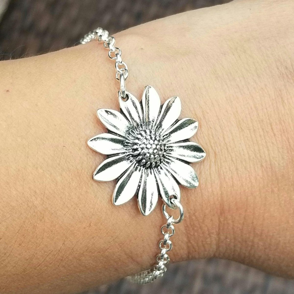 TrendingNowGift's tweet image. Silver Sunflower Chain Bracelet #jewelry #bracelet #silverbracelet #sunflower #sunflowers #sunflowerjewelry #sunflowerbracelet #handmade #handmadejewelry #mothersday #mothersdaygift #giftforher #etsy 

 etsy.me/4qYzhnM via @Etsy