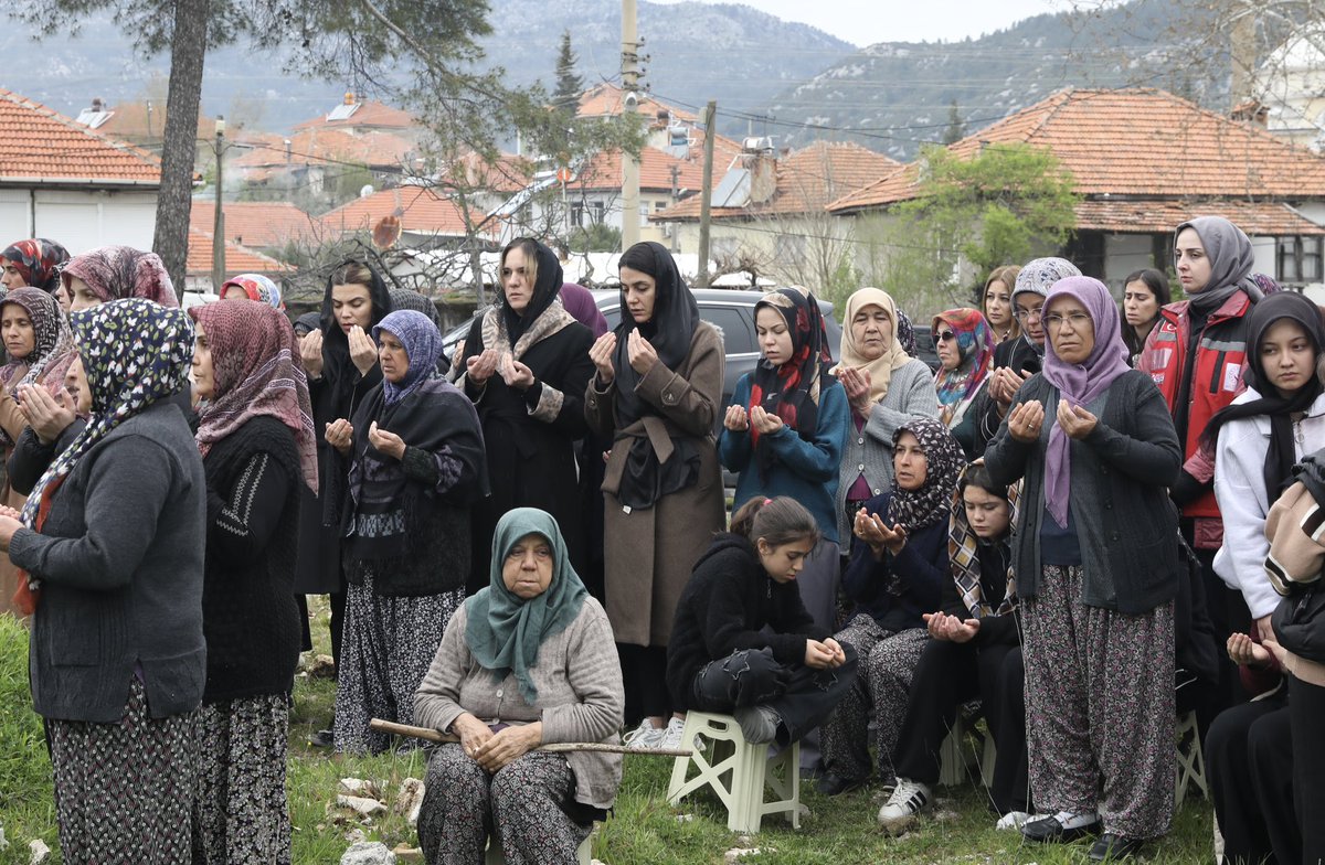 hulyagms_'s tweet photo. Isparta-Antalya karayolu, Kargı Köyü yakınlarında meydana gelen elim trafik kazasında hayatını kaybeden hemşehrilerimizi son yolculuklarına uğurladık.Merhum ve merhumelerimize, Allah’tan rahmet; kederli ailelerine, yakınlarına ve tüm hemşehrilerimize sabır ve başsağlığı diliyorum https://t.co/JxjayR6tJa