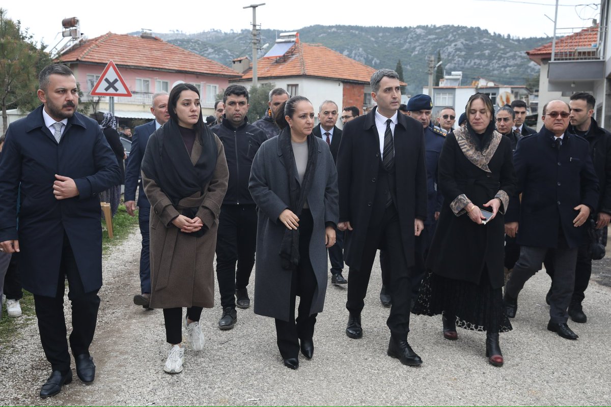 hulyagms_'s tweet photo. Isparta-Antalya karayolu, Kargı Köyü yakınlarında meydana gelen elim trafik kazasında hayatını kaybeden hemşehrilerimizi son yolculuklarına uğurladık.Merhum ve merhumelerimize, Allah’tan rahmet; kederli ailelerine, yakınlarına ve tüm hemşehrilerimize sabır ve başsağlığı diliyorum https://t.co/JxjayR6tJa
