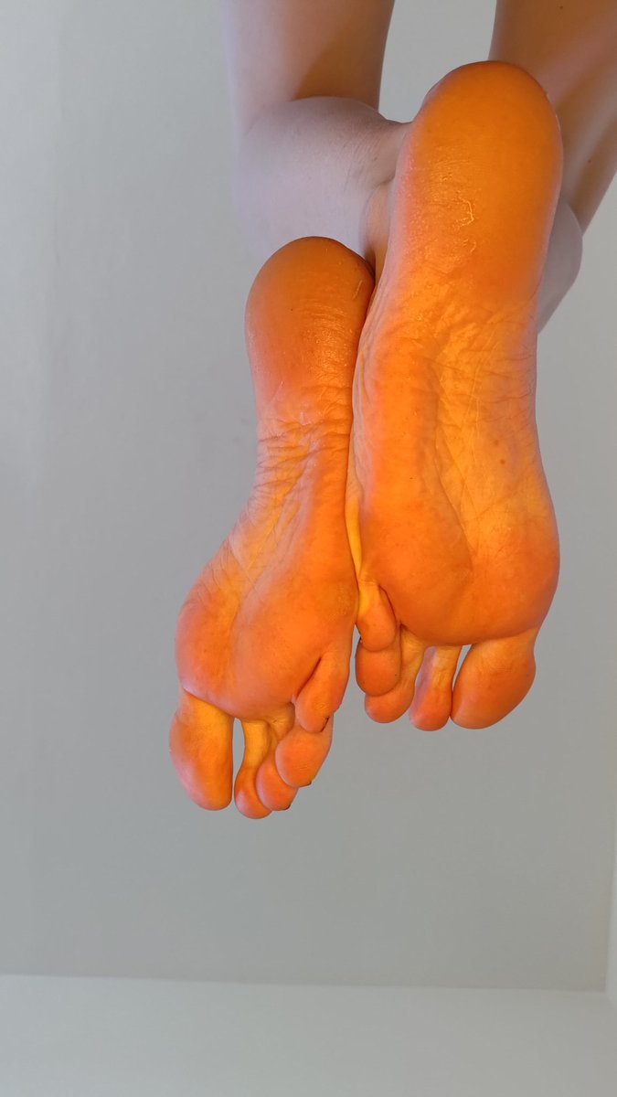 VelvetrisX's tweet photo. Deep stretches and sweaty soles… 🧘‍♀️💦
​Nothing beats that post-yoga feeling. Barefoot, relaxed, and glowing… ✨

​#barefeet #sweatysoles #yogafeet #soles #sweatyfeet #namaste #footfetish #barefoot #sensory #glistening https://t.co/I0dpU5n2Mp