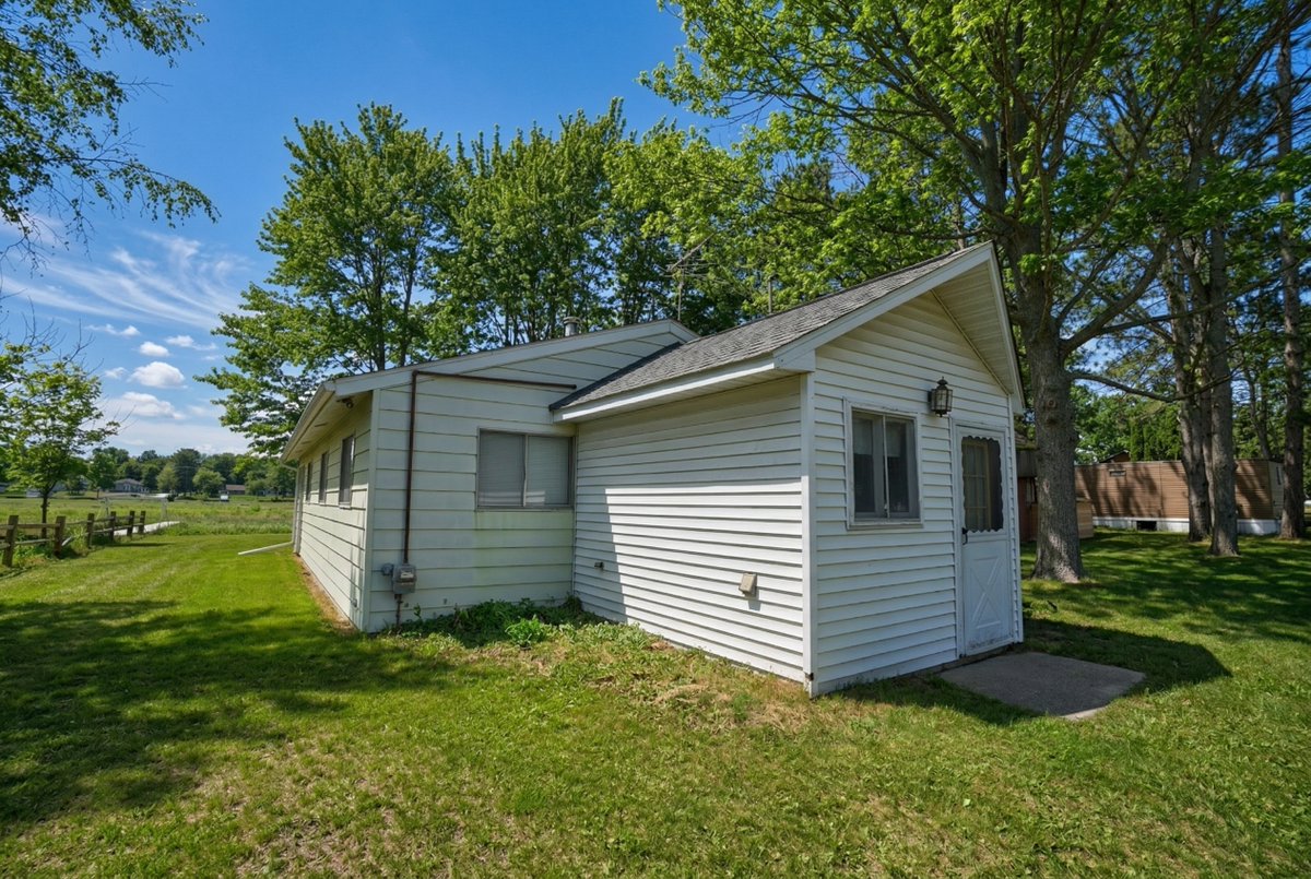 andreafickhomes's tweet photo. New Listing!!!

POLE BARN across the street is part of this property. Make this your new home or a weekend get-away.

This home has been remodeled since the flood in 2020 

$189,900

https://t.co/iWlneLeQkc

#andreafickhomes #pickfick #sellyeah #GladwinCounty #lakeliving https://t.co/Ueckv7luVt