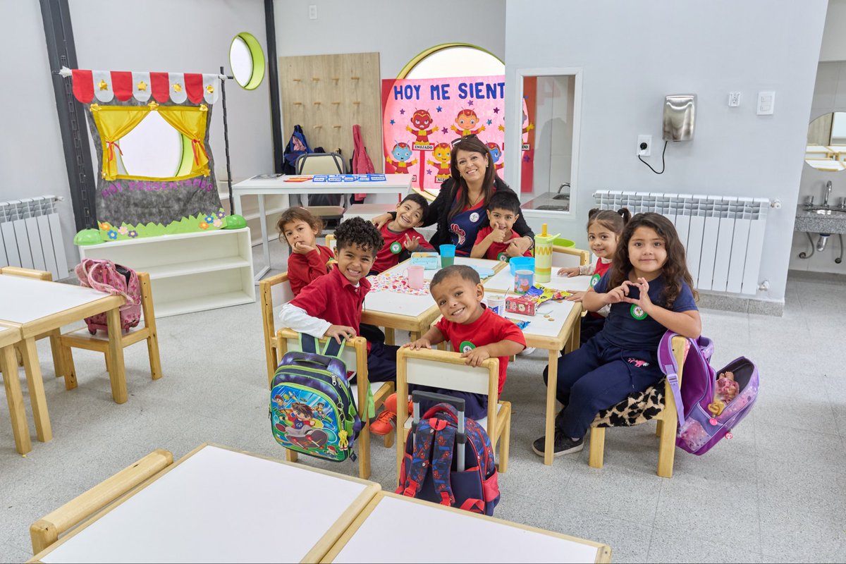 lopresti_lh's tweet photo. 📚👧🏻 Inauguramos el jardín “Mi Pequeño Resguardo” en El Resguardo, un nuevo espacio pensado para acompañar a nuestros niños y niñas desde sus primeros años, junto al gobernador Alfredo Cornejo, a Tadeo García Zalazar, ministro de Educación, Cultura, Infancias y Dirección General de Escuelas de la Provincia de Mendoza, y autoridades provinciales.

Este jardín se inauguró gracias a un trabajo mancomunado entre la Provincia y el Municipio, fortaleciendo el sistema educativo en Las Heras y ampliando las oportunidades para nuestras familias.

Destinado a salas de 4 y 5 años, permitirá ampliar la cobertura educativa en una zona en crecimiento, integrando a familias de barrios cercanos como Estación Espejo y Matheu. Además, ya proyectamos su ampliación para incorporar sala de 3 años y seguir acompañando a más chicos desde edades tempranas.

Creemos firmemente que el futuro se construye desde la primera infancia. Por eso, seguimos invirtiendo en educación, generando oportunidades y formando ciudadanos comprometidos con valores.

Quiero reconocer especialmente el enorme trabajo de los docentes, directivos y profesionales que todos los días ponen el corazón en cada aula, y también a las familias que acompañan este camino fundamental.

En Las Heras seguimos avanzando con una política sostenida de infraestructura educativa, porque garantizar el acceso desde los primeros años es clave para el desarrollo de nuestra comunidad.

#GenteTrabajadora