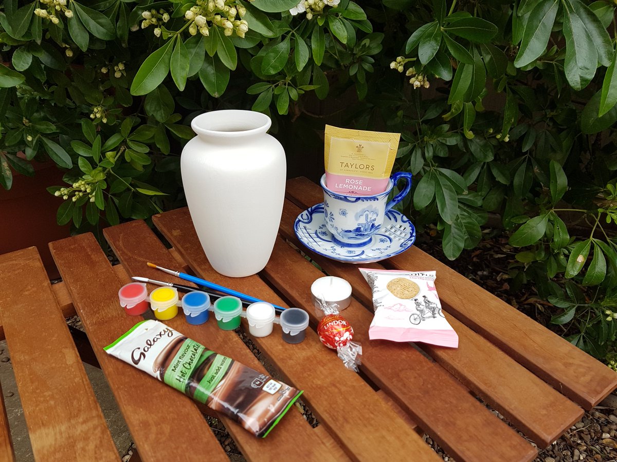 artypax's tweet image. Slow evenings &amp;gt; scrolling 🤍

Unwind with the Relax Pax — a paint your own ceramic vase kit with cosy treats, designed for screen-free calm.

Light a candle, sip something warm &amp;amp; create 🎨

Available Now: tinyurl.com/3k3e8rrt

#selfcareuk #craftkit  #digitaldetox #cosynight