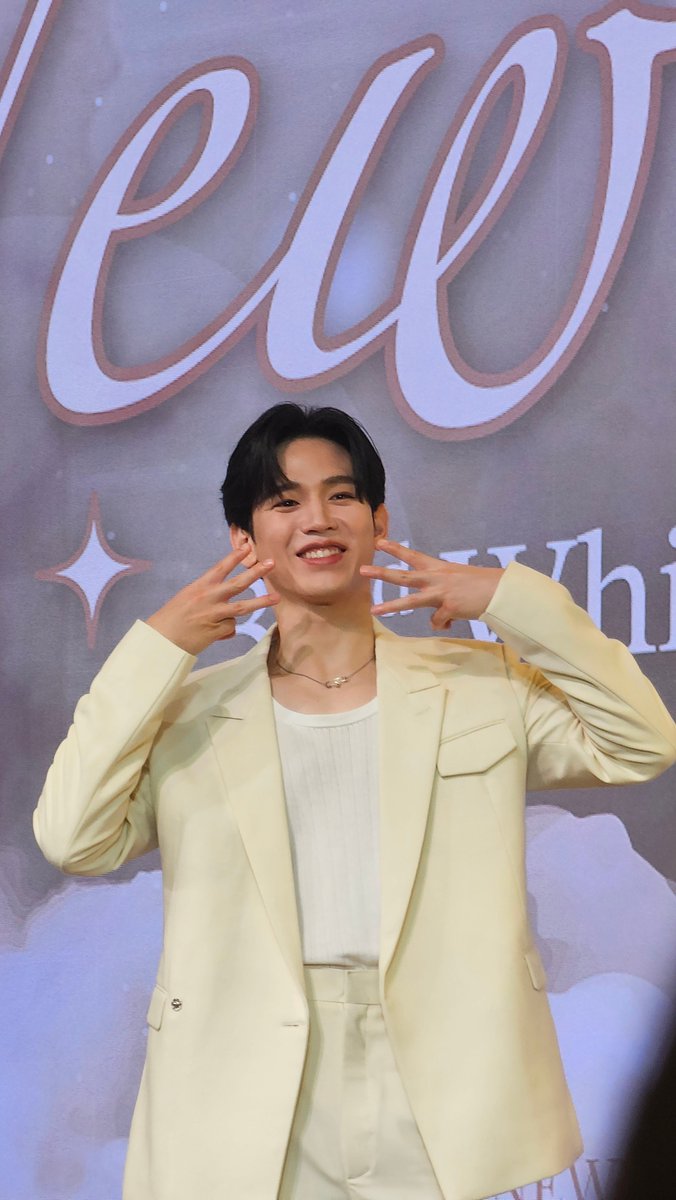 Numoogung's tweet photo. ท่ามกลางศลป. บนแบนเนอมากมาย 
But น้องนิวลูกแม่ Look so shine นะค้าบ 😌😘😚🤟🏻💖 ✨️🧚🏼‍♀️ https://t.co/gFnzGvN10j