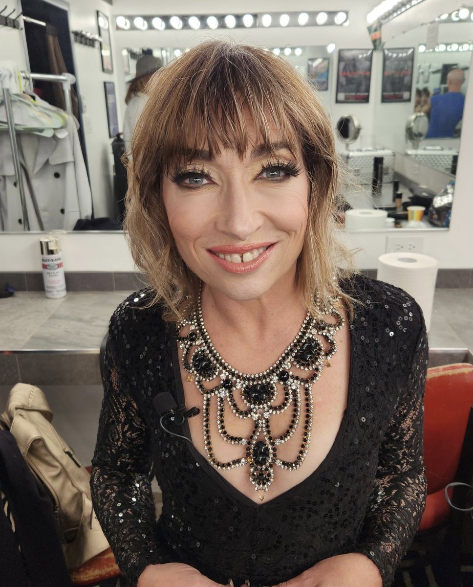 naomiwgrossman's tweet image. This special is HAPPENING!!! Looking forward to seeing many of you at the #livetaping here in #palmsprings tonight, and rest of you seeing it streaming somewhere soon! 🙏🏼🤷🏼‍♀️🤗👏👏🏻👏🏼👏🏽👏🏾👏🏿 #snatched by @clay.art.love #actorslife #manifestit