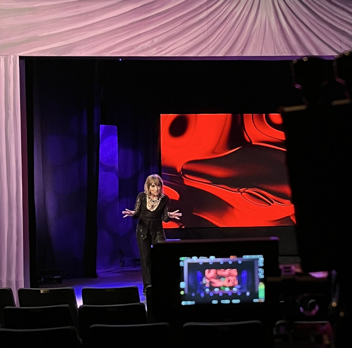 naomiwgrossman's tweet image. This special is HAPPENING!!! Looking forward to seeing many of you at the #livetaping here in #palmsprings tonight, and rest of you seeing it streaming somewhere soon! 🙏🏼🤷🏼‍♀️🤗👏👏🏻👏🏼👏🏽👏🏾👏🏿 #snatched by @clay.art.love #actorslife #manifestit