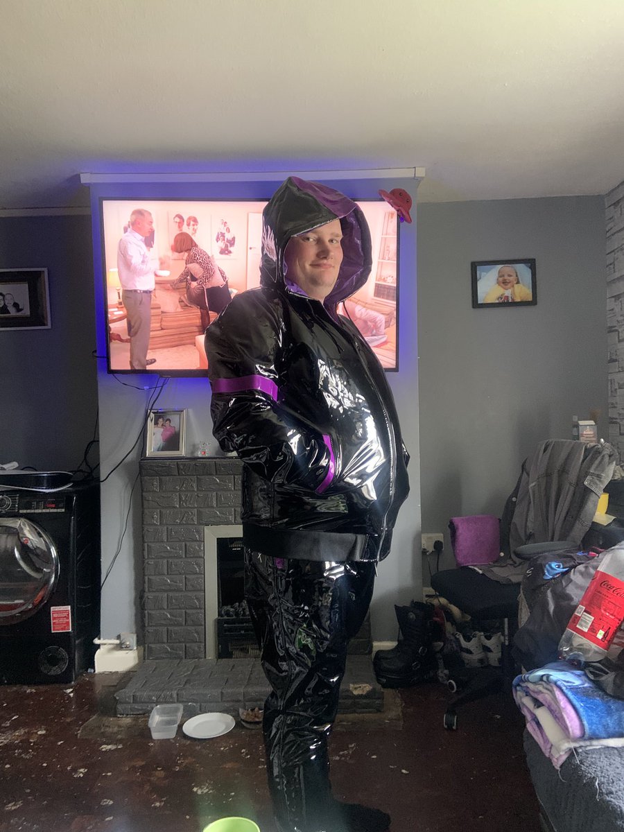 chrisbloomers's tweet photo. Thank you @twinkx_official for this amazingly hot and sexy tracksuit, I may be a cub but I love this look and it feels amazing, #pvc #pvctracksuit #pvcclothing #twinkx #twinkxgear #kink #kinkclothing #lgbtclothing #lgbtrunbuisiness https://t.co/fBCCxw4euZ