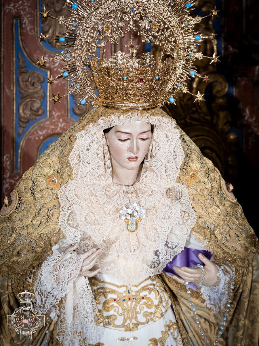 PerdonAurora's tweet photo. #Vestimenta | Tras la Semana Santa, nuestra Madre se nos presenta renovada para el tiempo pascual. Luce saya antigua de salida, bordada por el taller de la Hermandad, acompañada de un manto en damasco ocre, y se corona con la presea de plata sobredorada realizada por Vilchez. https://t.co/44m3fogu14