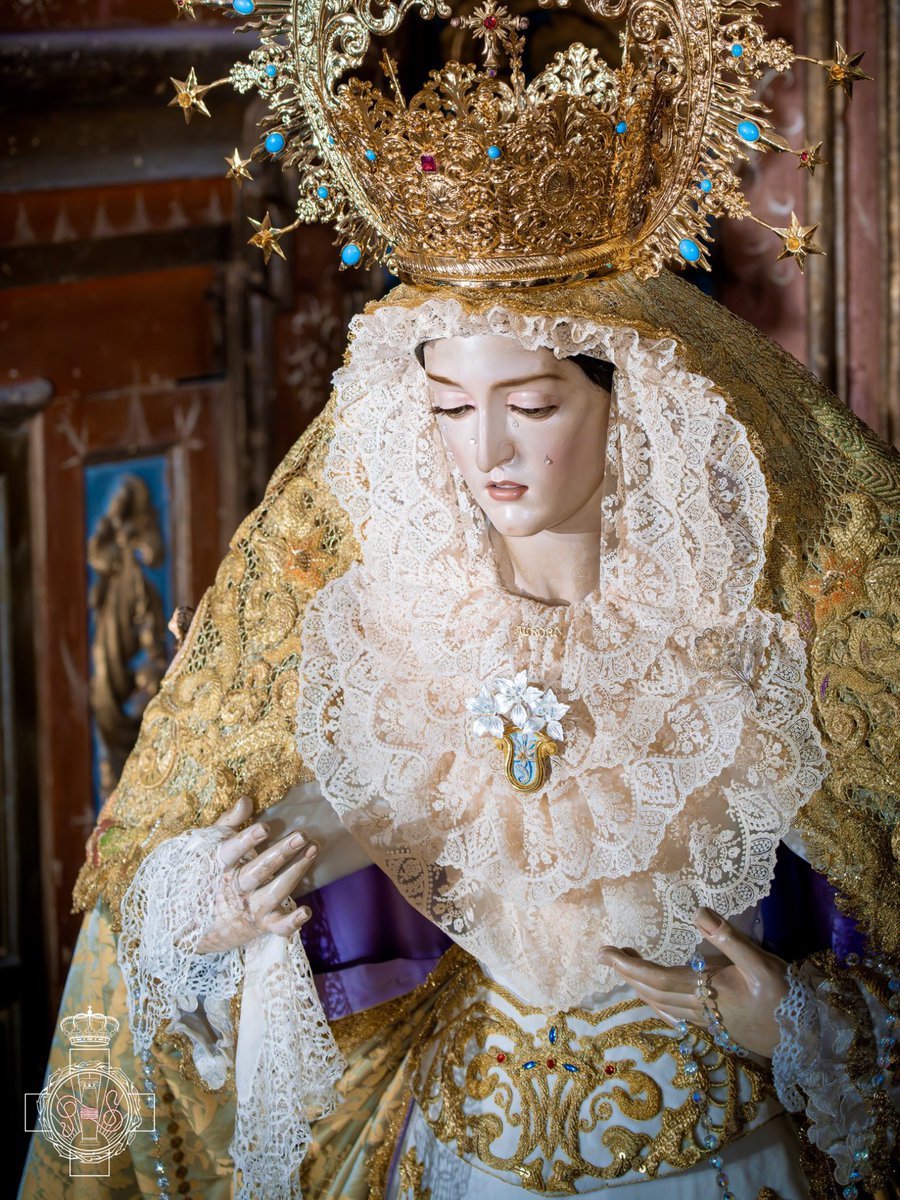 #Vestimenta | Tras la Semana Santa, nuestra Madre se nos presenta renovada para el tiempo pascual. Luce saya antigua de salida, bordada por el taller de la Hermandad, acompañada de un manto en damasco ocre, y se corona con la presea de plata sobredorada realizada por Vilchez.