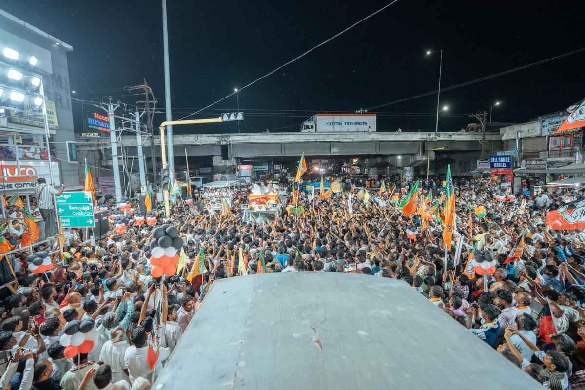 annamalai_k's tweet photo. தமிழகத்தில் அரசியல் மாற்றத்தை உறுதி செய்யப்போகும் 2026 சட்டமன்ற தேர்தலில், கோயம்புத்தூர் மாவட்டம் சூலூர் தொகுதியின் தேசிய ஜனநாயகக் கூட்டணி அஇஅதிமுக சார்பில் போட்டியிடும் நமது வெற்றி வேட்பாளர் அண்ணன் திரு V.P. கந்தசாமி அவர்களை ஆதரித்து, இன்றைய தினம் நடைபெற்ற பிரச்சார கூட்டத்தில் பங்கேற்று உரையாற்றினேன்.

தமிழகத்தின் சரித்திரத்தில் மிக மோசமான 5 ஆண்டுகால ஆட்சியாக, திமுக ஆட்சி அமைந்து முடிந்துவிட்டது. பெண்களுக்கு பாதுகாப்பில்லாத மாநிலமாக, சட்டம் ஒழுங்கு சந்தி சிரிக்கும் மாநிலமாக தமிழகத்தை உருவாக்கியது தான் தீயசக்தி திமுக அரசு செய்த ஒரே சாதனை. அப்படிப்பட்ட திமுகவை ஒழித்துக்கட்டவேண்டும் என்ற உறுதியோடு தமிழக மக்கள் வாக்களிக்க இருக்கிறார்கள். 

உழைப்பால் உயரும் மனிதர்கள் உருவான கோவை மாநகரத்தின் மக்களை, ‘மற்ற ஊரை கெடுப்பவர்கள் கோவை காரர்கள்’ என வெட்கமின்றி இழிவுபடுத்தினார் திமுக எம்.பி. தயாநிதி மாறன். இவ்வளவு அதிகார ஆணவத்தோடு இருக்கும் திமுக கூட்டத்திற்கு முடிவு கட்ட கோவை மக்கள் தயாராகி விட்டார்கள். திமுகவிற்கு வெற்றி கொடுக்காத கோவையை புறக்கணித்த ஆட்சி திமுக ஆட்சி. 

கோவை விமான நிலைய விரிவாக்கம் தொடங்கி சிறு, குறு நிறுவனங்களுக்கான தொழில்நுட்ப மையம் வரை வளர்ச்சியடைந்த கோவையை உருவாக்க மத்திய அரசு திட்டங்களை செயல்படுத்தி வருகிறது. தேசிய ஜனநாயகக் கூட்டணி ஆட்சி அமைந்த பிறகு கோவையின் வளர்ச்சி மேலும் வேகம் பெறும். அதற்கு வரும் 23 ஆம் தேதி நடைபெறும் தமிழக சட்டமன்றத் தேர்தலில், தேசிய ஜனநாயகக் கூட்டணி சார்பில், சூலூர் தொகுதியில் போட்டியிடும், அஇஅதிமுக வெற்றி வேட்பாளர், அண்ணன் திரு V.P. கந்தசாமி அவர்களை பெருவாரியான வாக்குகள் வித்தியாசத்தில் சூலூர் மக்கள் வெற்றி பெற வைப்பார்கள் என்பது உறுதி.