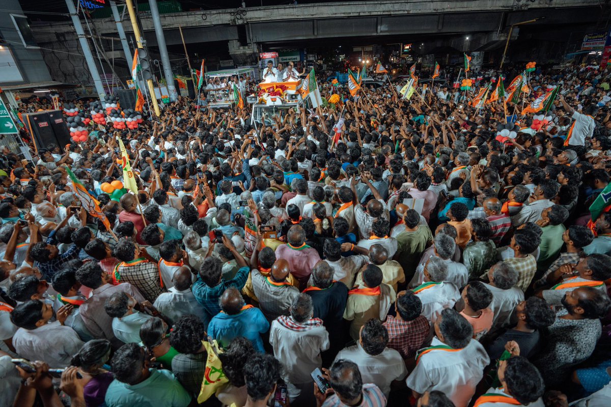 annamalai_k's tweet photo. தமிழகத்தில் அரசியல் மாற்றத்தை உறுதி செய்யப்போகும் 2026 சட்டமன்ற தேர்தலில், கோயம்புத்தூர் மாவட்டம் சூலூர் தொகுதியின் தேசிய ஜனநாயகக் கூட்டணி அஇஅதிமுக சார்பில் போட்டியிடும் நமது வெற்றி வேட்பாளர் அண்ணன் திரு V.P. கந்தசாமி அவர்களை ஆதரித்து, இன்றைய தினம் நடைபெற்ற பிரச்சார கூட்டத்தில் பங்கேற்று உரையாற்றினேன்.

தமிழகத்தின் சரித்திரத்தில் மிக மோசமான 5 ஆண்டுகால ஆட்சியாக, திமுக ஆட்சி அமைந்து முடிந்துவிட்டது. பெண்களுக்கு பாதுகாப்பில்லாத மாநிலமாக, சட்டம் ஒழுங்கு சந்தி சிரிக்கும் மாநிலமாக தமிழகத்தை உருவாக்கியது தான் தீயசக்தி திமுக அரசு செய்த ஒரே சாதனை. அப்படிப்பட்ட திமுகவை ஒழித்துக்கட்டவேண்டும் என்ற உறுதியோடு தமிழக மக்கள் வாக்களிக்க இருக்கிறார்கள். 

உழைப்பால் உயரும் மனிதர்கள் உருவான கோவை மாநகரத்தின் மக்களை, ‘மற்ற ஊரை கெடுப்பவர்கள் கோவை காரர்கள்’ என வெட்கமின்றி இழிவுபடுத்தினார் திமுக எம்.பி. தயாநிதி மாறன். இவ்வளவு அதிகார ஆணவத்தோடு இருக்கும் திமுக கூட்டத்திற்கு முடிவு கட்ட கோவை மக்கள் தயாராகி விட்டார்கள். திமுகவிற்கு வெற்றி கொடுக்காத கோவையை புறக்கணித்த ஆட்சி திமுக ஆட்சி. 

கோவை விமான நிலைய விரிவாக்கம் தொடங்கி சிறு, குறு நிறுவனங்களுக்கான தொழில்நுட்ப மையம் வரை வளர்ச்சியடைந்த கோவையை உருவாக்க மத்திய அரசு திட்டங்களை செயல்படுத்தி வருகிறது. தேசிய ஜனநாயகக் கூட்டணி ஆட்சி அமைந்த பிறகு கோவையின் வளர்ச்சி மேலும் வேகம் பெறும். அதற்கு வரும் 23 ஆம் தேதி நடைபெறும் தமிழக சட்டமன்றத் தேர்தலில், தேசிய ஜனநாயகக் கூட்டணி சார்பில், சூலூர் தொகுதியில் போட்டியிடும், அஇஅதிமுக வெற்றி வேட்பாளர், அண்ணன் திரு V.P. கந்தசாமி அவர்களை பெருவாரியான வாக்குகள் வித்தியாசத்தில் சூலூர் மக்கள் வெற்றி பெற வைப்பார்கள் என்பது உறுதி.