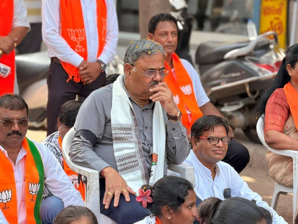 BJP4Karnavati's tweet photo. કોંગ્રેસની ગુજરાત વિરોધી માનસિકતા ફરી એકવાર છતી થઈ! 

કોંગ્રેસે ગુજરાતની ખમીરવંતી જનતાને 'અભણ' અને 'મૂર્ખ' કહીને સમગ્ર રાજ્યના સ્વાભિમાન પર ઘા કર્યો છે. તેના વિરોધમાં આજે લાંભા વોર્ડ ખાતે ભાજપ દ્વારા 'મૌન ધરણા' યોજી સજ્જડ વિરોધ પ્રદર્શિત કરાયો.

#માફી_માંગે_કોંગ્રેસ https://t.co/njmJTJXXBi