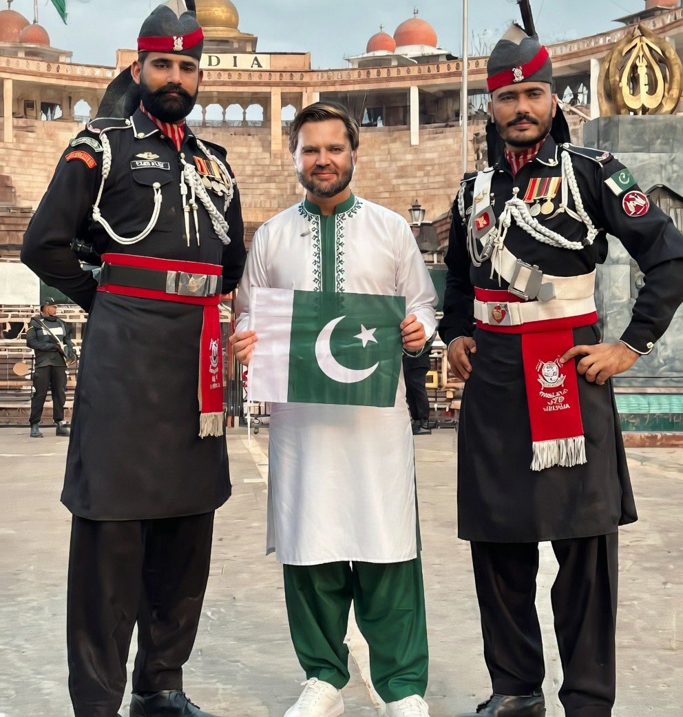 Ibraheeeeem92's tweet photo. JD Vance at Wagha border https://t.co/U7eDJbUWXr