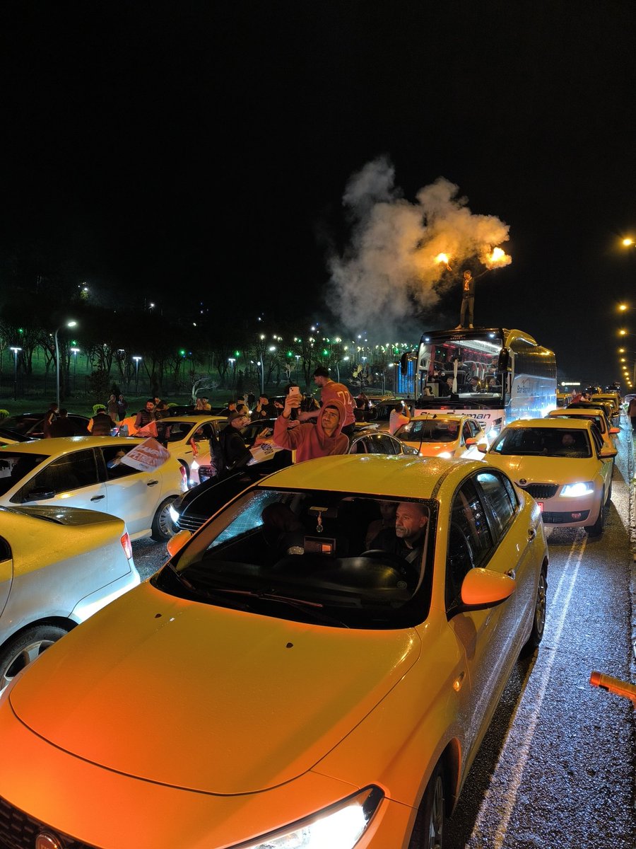 Memettoo3's tweet photo. Şehir Alev Alev 🔥🔥 

@batmanpetrolfk #Batmanpetrolspor https://t.co/N0PVuvKjqe