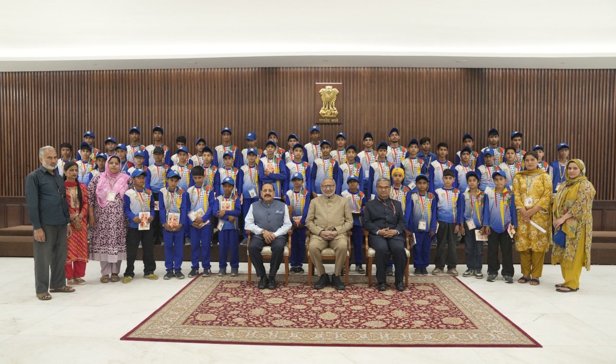 timesofindia's tweet image. #InPics | A 250-member youth delegation from Jammu and Kashmir, part of the ‘Watan Ko Jano’ programme organised by the Ministry of Home Affairs, called on Droupadi Murmu and C. P. Radhakrishnan at Rashtrapati Bhavan in #NewDelhi on Thursday.

#JammuAndKashmir #DroupadiMurmu