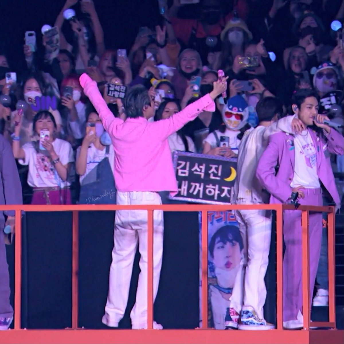 Seokjin save me⁷ ⦿☰☲ ARIRANG 💿 tweet media