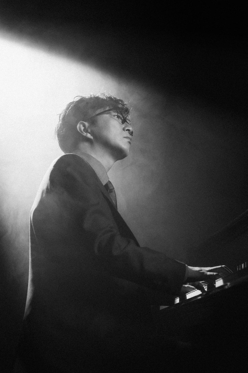 ruby__0727's tweet photo. 礼央さんの新しいアー写🎹
雰囲気めっちゃ良き✨
横からのアングル😆
弾き語りツアー、夏の下北行けるかなぁ。行けたらいいなぁ。

グランドピアノ、スーツ、メガネ。
…どこかKANさんの弾き語りばったりを思い出してしまったり。
鍵盤にそっと手を添える姿が好きだったなぁ。

はぁ。2人とも恋しい。 https://t.co/dY9sQPvinM