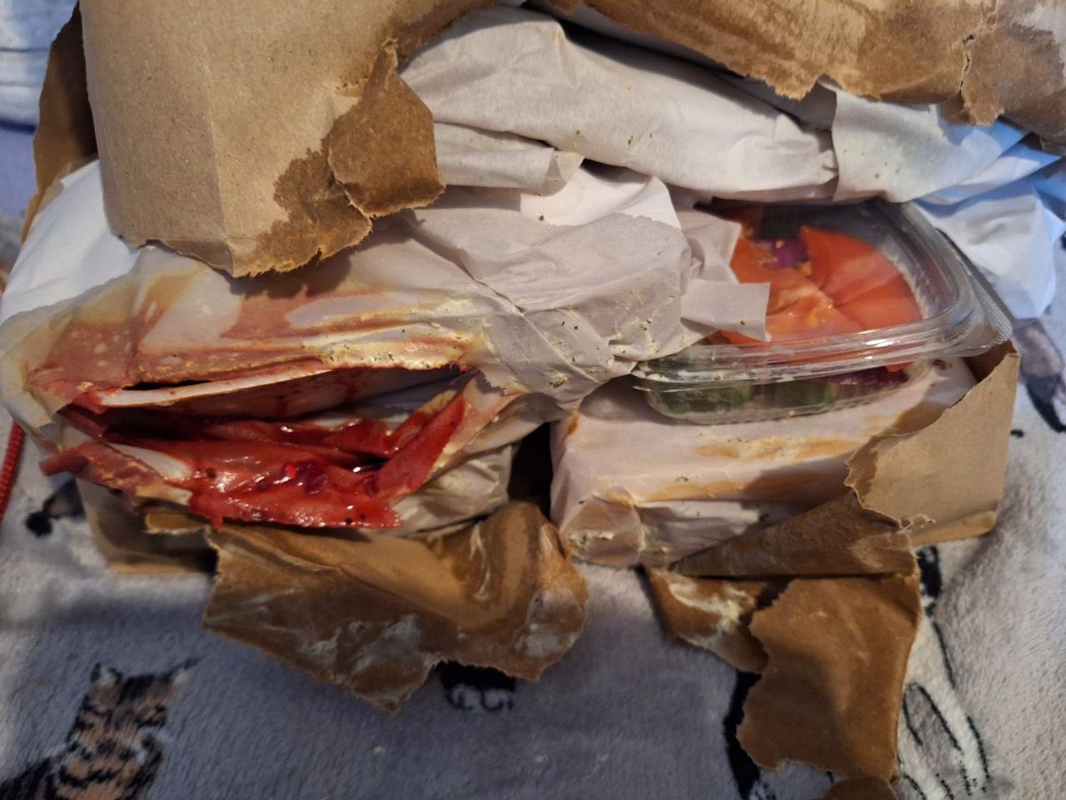 Rug_Stopper's tweet photo. @UKConsumerRight 

Here is a Consumer Rights Act of 2015 breached by Uber Eats. They think they are above this legislation. They strongly feel nothing is wrong with my food delivery and refuse me a refund.

Would anyone accept this delivery with spillage. Please Help! https://t.co/iVmSWuXvSd