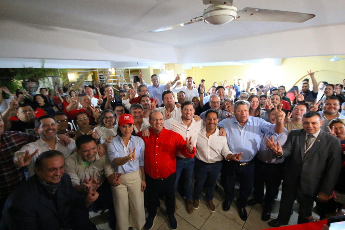 lacostasoy's tweet photo. Camilo Pérez y Tino Ayala se reunieron con referentes de todos los sectores: desde el deporte y la gastronomía hasta gremios y protección animal. El pre candidato a intendente de Asunción compartió con la referentes del equipo del pre candidato a concejal.
Se insistió en estos puntos de la plataforma de gobierno que impulsa @CamiloPerezLM :

"Deportivizar" la ciudad: Propuestas como torneos municipales para incluir a los jóvenes.

Formalización: Carnet de manipulación de alimentos para potenciar el sector gastronómico.

Obras reales: Foco en limpieza, baches y desagües con gestión financiera seria.

De la reunión participarón  @raulatorre @patrick_kemper @maxiayala_p @FAyalaGonz @FerOjedaPy