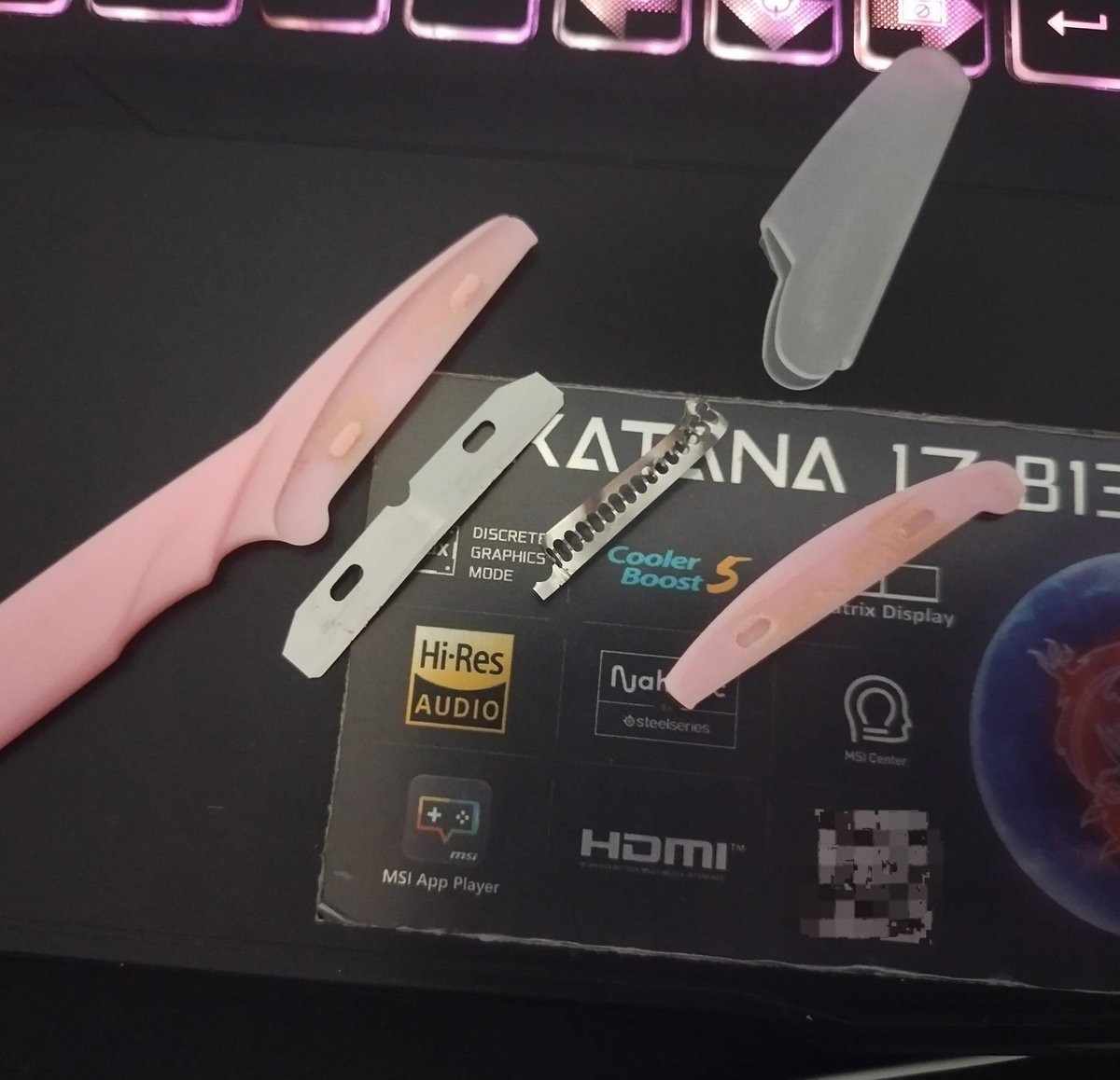 Janaxchqn's tweet image. #Slittwt #shtwt #shedtwt
I took the guard thingy off of my eyebrow razor and I wanna see if it ACTUALLY cuts better (i have 1 more with the guard still on) yall think it rlly works...