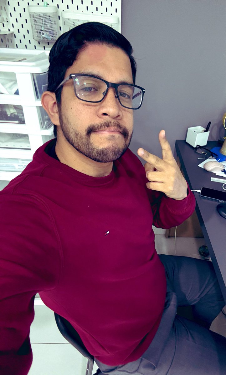 Dithant90's tweet photo. Sin cuerpo para el onlyfans así que toca chambear en oficina https://t.co/zPscI619gK