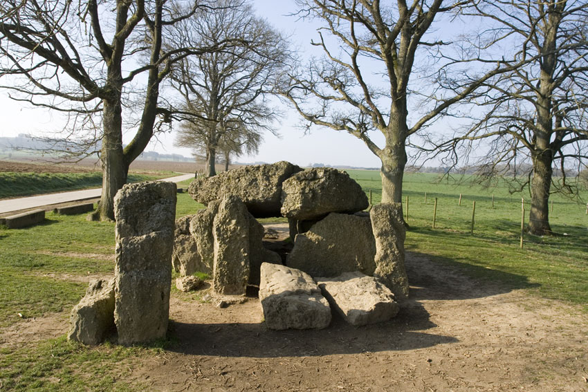 F_Desouche's tweet image. Champ mégalithique de Wéris (Belgique) : des pierres monumentales âgées de 4000 ans ont subi des dégradations intentionnelles irréversibles. Les actes seraient liés à des pratiques spirituelles de mouvements chamaniques.

 fdesouche.com/2026/04/09/cha…