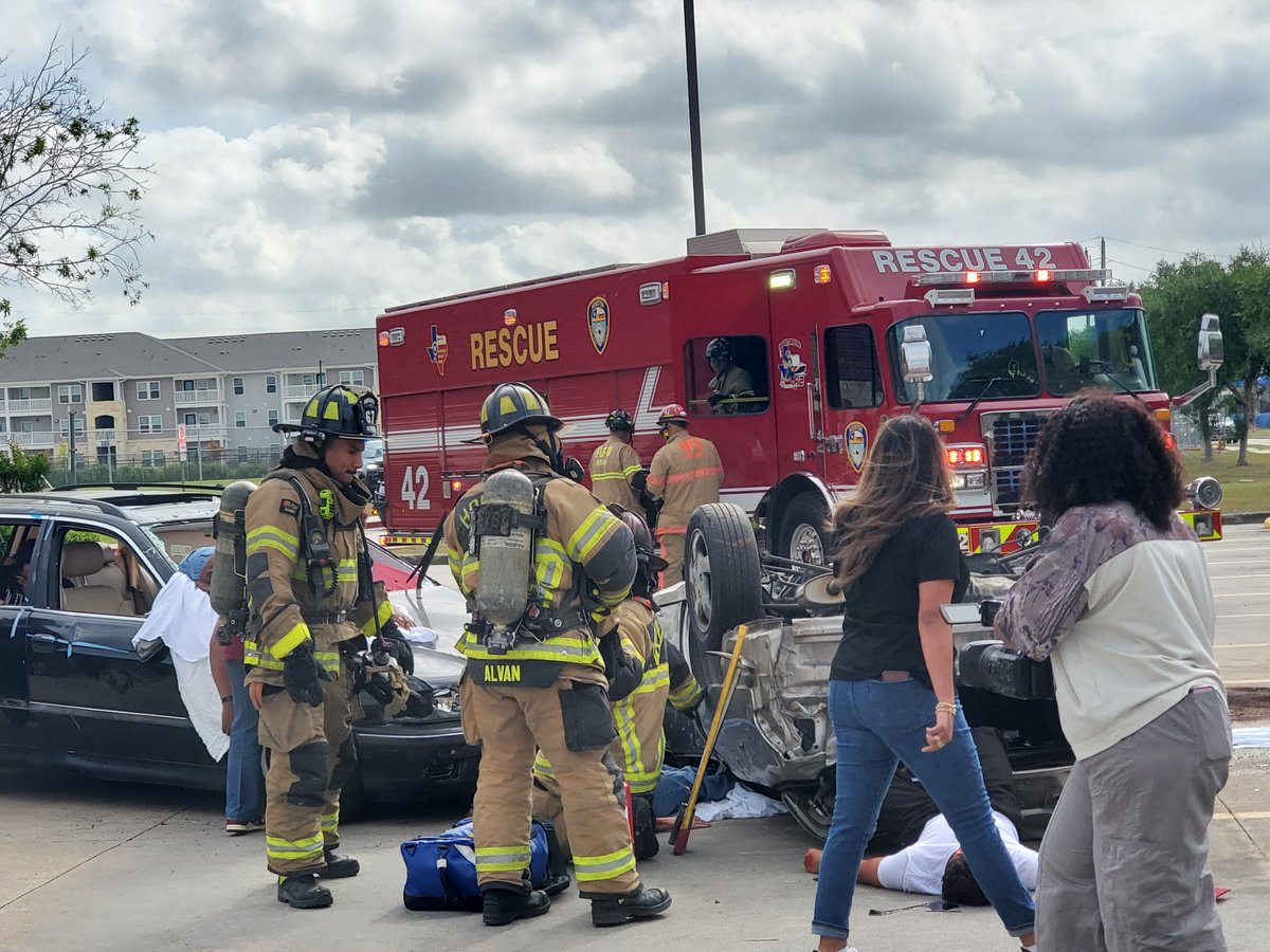 harrishealth's tweet photo. Harris Health marks 20 years of its Shattered Dreams anti‑drunk driving program, a powerful mock crash featuring students and real Houston emergency crews. Today teams from Ben Taub and LBJ hospitals presented the mock scenario to 300 juniors and seniors at @AldineISD Carver HS. https://t.co/wUYUAW8Upw