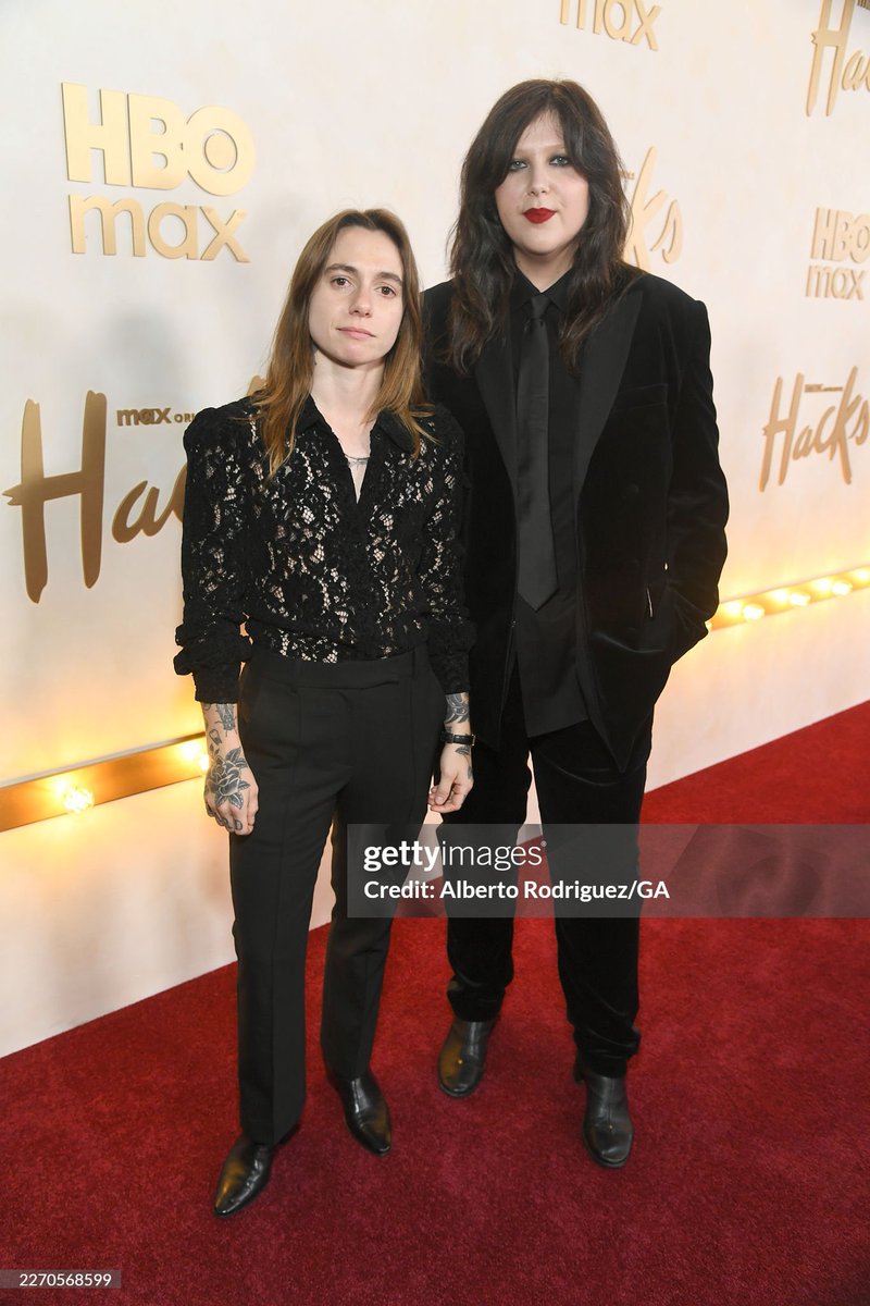 Julien e Lucy posando para fotos na estreia da 5ª temporada de Hacks!

📷 via Getty Images/Variety
