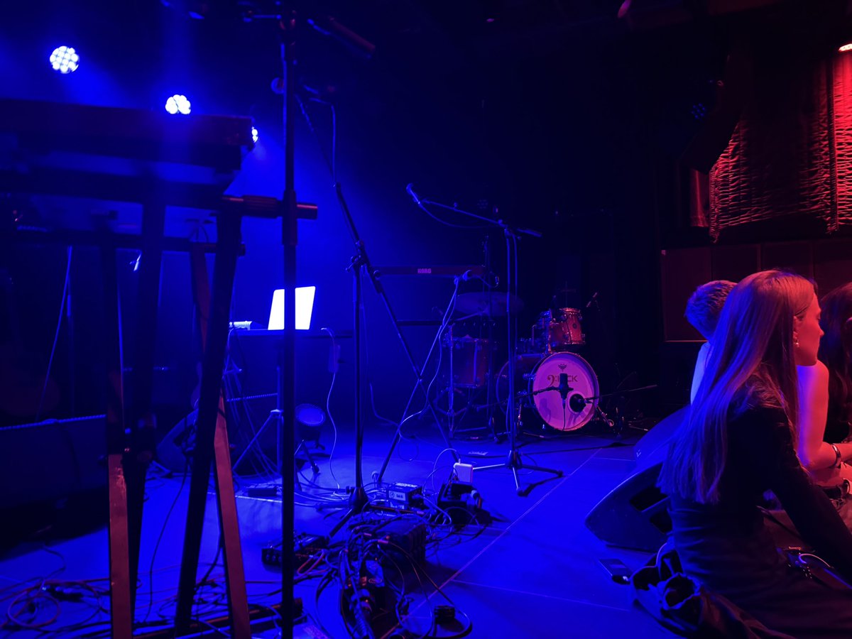 j’ai un concert on est 4 et en plus on est assis sur la scène
