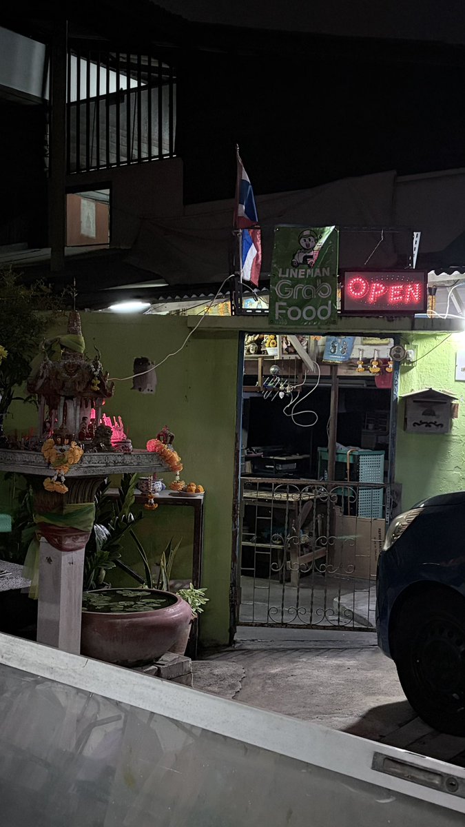srfauz's tweet photo. Another side of Bangkok City 

#Bangkok #Randomshoot #Streetphotography https://t.co/GR7rHvs0GW