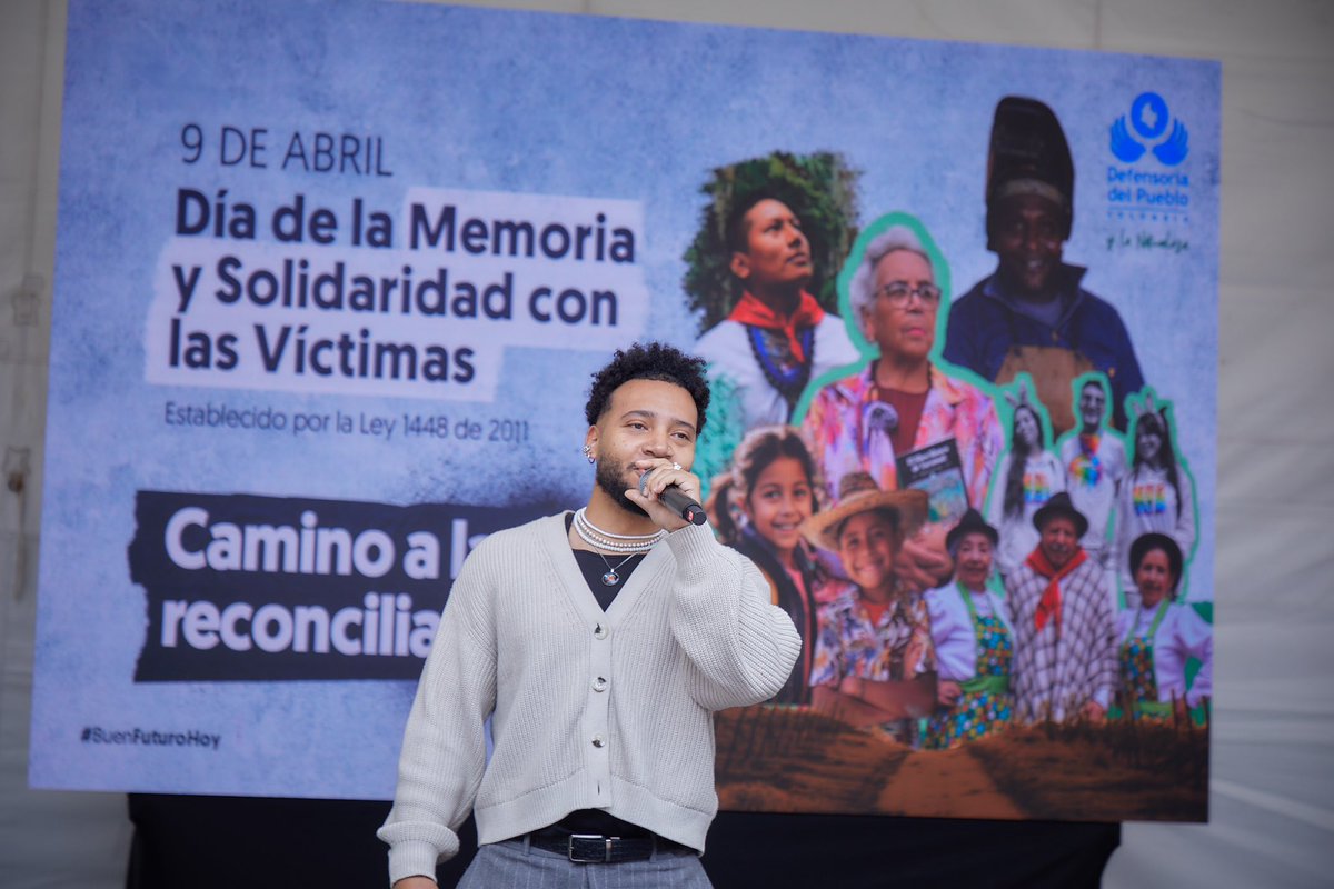 DefensoriaCol's tweet photo. La Defensora hizo énfasis en reconocer la reconciliación, entendida no solo como el perdón interpersonal:

“Hablamos de la reconciliación política, en la que todas las personas que habitan Colombia pueden sentirse parte de un pacto político, donde nadie puede usar la violencia para imponerse sobre otras personas o comunidades, ni abusar de discriminaciones históricas que preceden la violencia y habilitan circunstancias en las que la opresión y el dolor son mayores para ciertos grupos que para otros”.